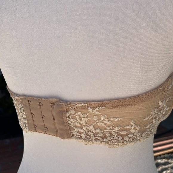 NWOT  Wacoal Strapless  Bra Tan and Creamy Lace Trim Beautiful Details 32 DD - Picture 9 of 9